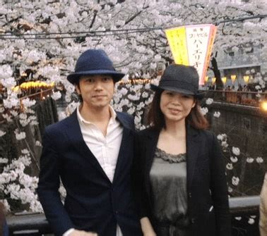 Originally a contraction of いらせらる (iraseraru), itself an honorific conjugation of 入ら (ira, the 未然形 (mizenkei, imperfective) of verb iru, to come in, to go in; だいたひかるの子供と旦那(画像)!現在の職業と乳がんステージ ...