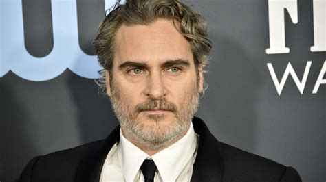 Joaquin phoenix was born joaquin rafael bottom in san juan, puerto rico, to arlyn (dunetz) and john bottom, and is the middle child in a brood of five. Joaquin Phoenix spricht über den Tod seines Bruders River ...