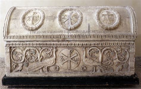 sarcofago paleocristiano del v secolo riutilizzato per il vescovo teodoro vii sec basilica