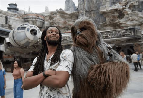 Star Wars Character Suffers From Wardrobe Malfunction At Disney World