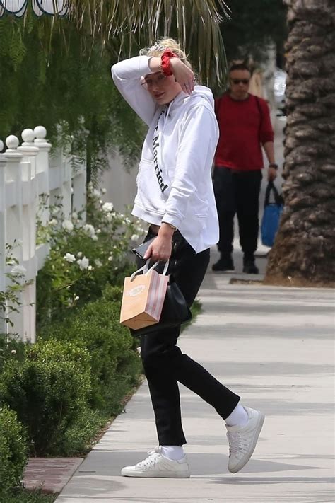 It appears that sophie turner and joe jonas have tied the knot! SOPHIE TURNER and Joe Jonas Arrives in Los Angeles after Their Wedding in Las Vegas 05/02/2019 ...