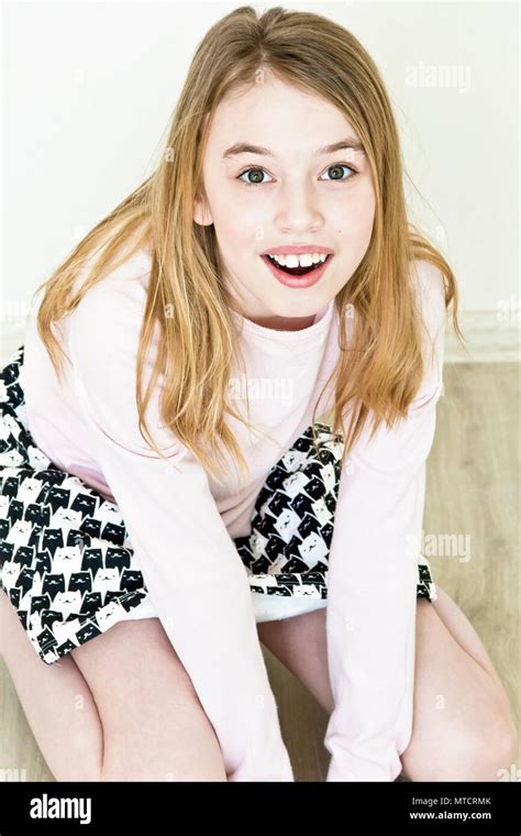 Lachende Süße Mädchen 11 Jahre Alt Sind Sitzen Auf Dem Boden Stockfotografie Alamy