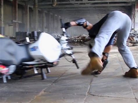 Best bike stunts, drifts & wheelies.bike and motorcycle. Motorrad Stunt Crash: Wenns wheelisieren auf die Knochen ...