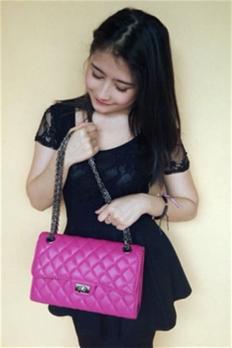 Prilly yang sudah terlihat menggemaskan sejak namun hal itu berubah saat ia ditawari untuk syuting program bolang. Prilly Latuconsina Biodata Lengkap dan Foto Terbaaru