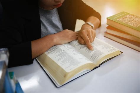 La Mujer Está Leyendo La Biblia En Las Obras Foto Premium
