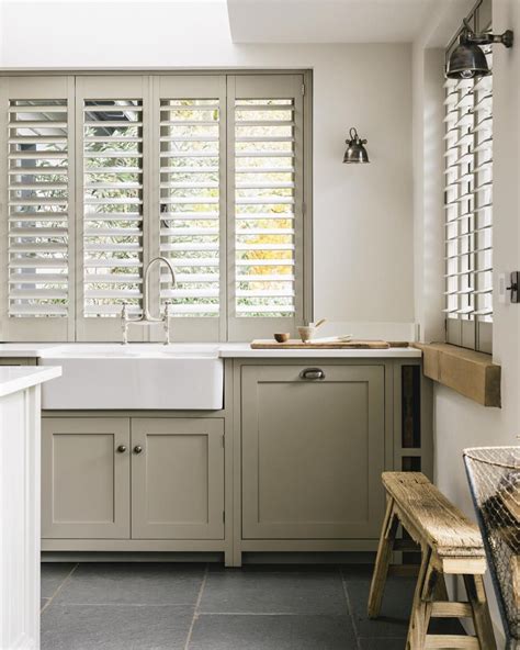 Purple can be a bold choice in a kitchen, but with the right combination of colors, the effect is regal and striking. The choice of sleek white quartz worktops, a beautifully ...