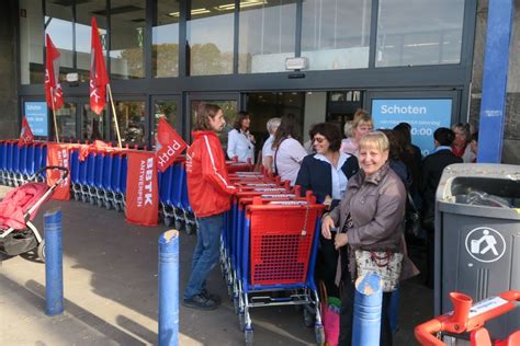 Personeel Blokkeert Ingang Carrefour Schoten Na Omstreden On