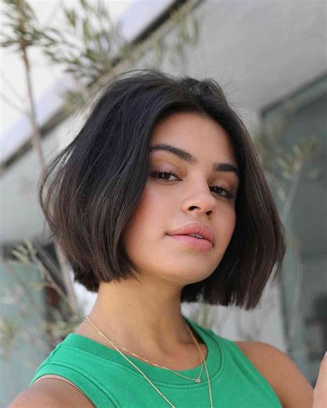 The Chin Length Blunt Bob Is Trending And Here Are Chic Ideas