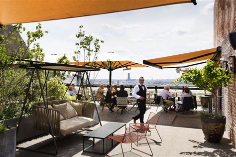 Bien accueilli, bel endroit soigneusement décoré, j'y ai mangé. Rooftop le Terrass' Hôtel, Paris vu du 7ème ciel