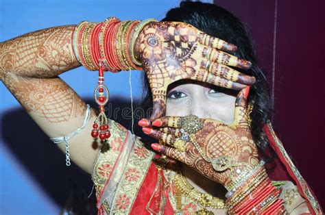 Een Indische Bruidegom Die Haar Gouden Ring In Haar Vinger Mooi Schot Tonen Stock Foto Image
