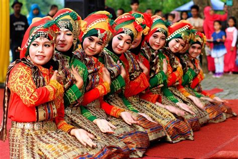 Walaupun berbeda, indonesia tetap satu, dan digambarkan melalui semboyan indonesia, bhineka tunggal ika. 6 Keunikan Tari Saman yang Menciptakan Daya Tarik Tersendiri bagi Banyak Orang - Satu Jam