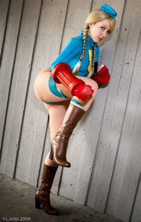 Street Fighter Cosplay Cammy White Posing
