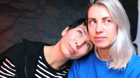 Deux Lesbiennes Avec Leur Fils Mangent De La Mandarine Banque De Vidéos
