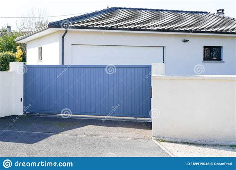 Imagine how good remove tired after work and relax with the family in the living room or bed room.the criteria of the house dream of indeed can just different for your every couple in the household. Automatic Sliding Grey Gate Modern House Stock Photo ...