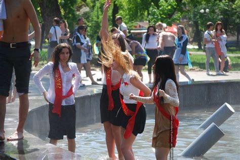 女子校生がメイド姿でずぶ濡れになるウクライナの卒業式 ポッカキット