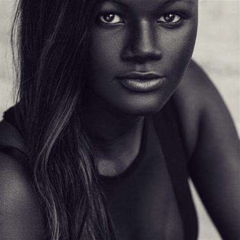 この上なく黒い肌を持つ19歳セネガル人女性、いじめを乗り越え「メラニンの女神」として大人気モデルに buzzap！（バザップ！）