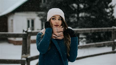 fondos de pantalla invierno nieve frío mujeres al aire libre mujer abrigo azul guantes