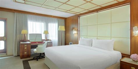 Zum angebot gehören ein textilreinigungsservice, eine rund um die uhr besetzte rezeption und. Queen Elizabeth 2 reopens as a floating hotel in Dubai ...