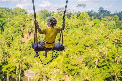 Niño Columpiándose En La Selva Tropical De La Isla De Bali Indonesia