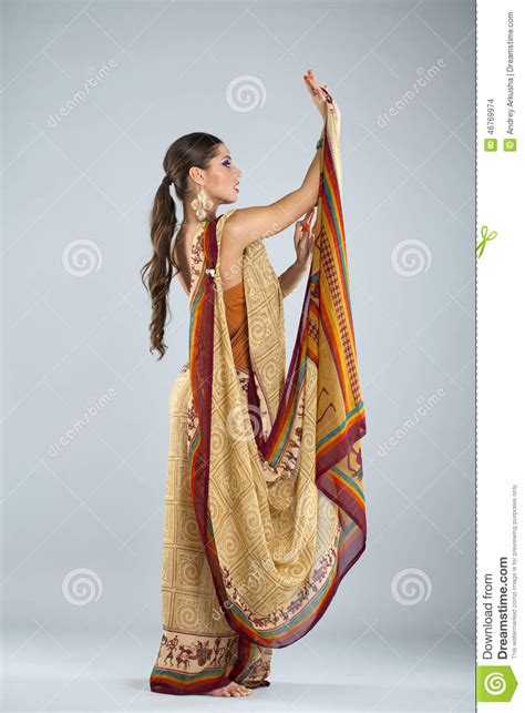 jeune femme indienne asiatique traditionnelle dans le sari indien photo stock image du fond