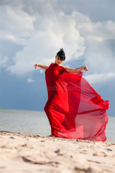 Femme Nue Sur Une Plage Avec Le Tissu Rouge Image Stock Image Du