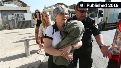Jewish Woman Detained For Taking Torah Scroll To Western Wall In