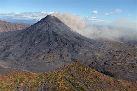 Gismeteo Karymsky Volcano Spews Column Of Ash 3 Kilometers High