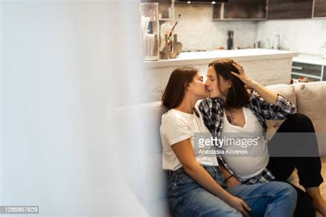 Beautiful Lesbians Kissing Photos Et Images De Collection Getty Images