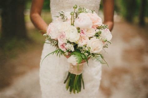 Puoi scegliere abiti per la ragazza che trasportano fiori identici ai tuoi abiti da damigella! Un matrimonio rosa cipria, ispirazioni firmate (con immagini) | Bouquet da sposa bianco, Fiori ...