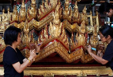 4 Gambar Pedati Emas Dipersiap Untuk Perjalanan Raja Thai Ke Syurga