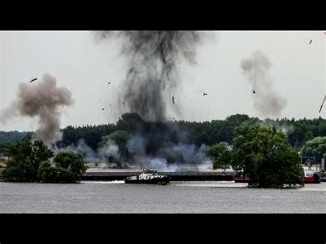 Das hochwasserportal stellt eine interaktive karte bereit, die die aktuelle hochwasser warnlage in deutschland abbildet. Hochwasser Deutschland Aktuell 2013 Deich und Schiff ...