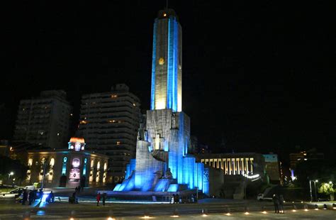 El Monumento A La Bandera Se Vistió Con Luces Celestes Y Blancas Sin