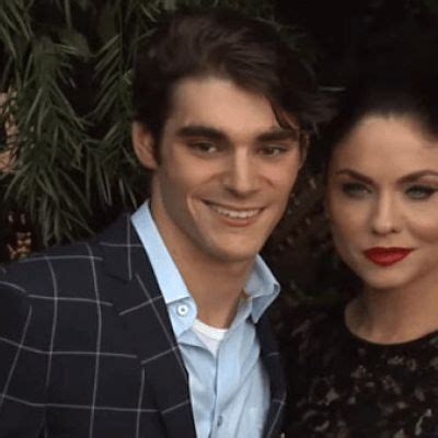 Jodi Lyn O Keefe Was Rumored To Be Dating Breaking Bad Star Rj Mitte