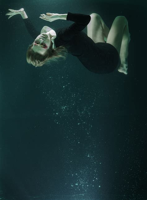 Fotoğraf kadın karanlık dalış sualtı Boğulma canlı Model moda