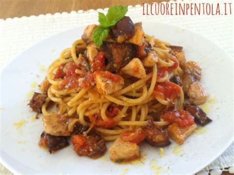 Il sapore del pesce spada viene congiunto al gusto amarognolo della melanzane mediante l'espediente dell'utilizzo dei pomodorini. Ricetta del giorno: Spaghetti pesce spada e melanzane ...