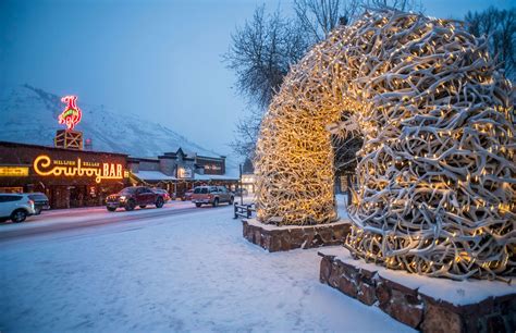 Jackson is the largest town (population 10,000) in the jackson hole valley in teton county, northwest wyoming, close to the south end of grand teton national park. October Destination of The Month: Jackson Hole, WY - Roofnest