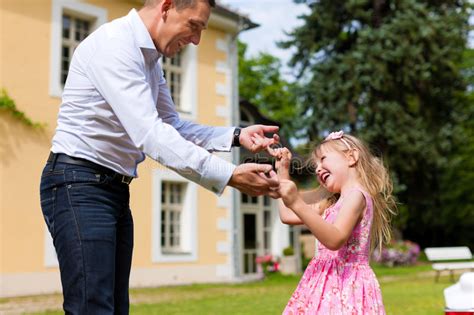 El Padre Está Jugando Con Su Hija En Un Prado Imágenes De