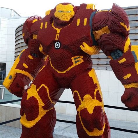 Huge Lego Hulkbuster At The Avengers Premiere Lego Créatif Idées
