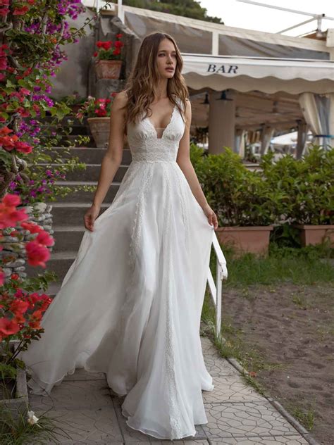 See more of abiti da cerimonia on facebook. Abiti da Sposa Collezione 2019 - Vestiti Sposa 2019 | Giovanna Sbiroli