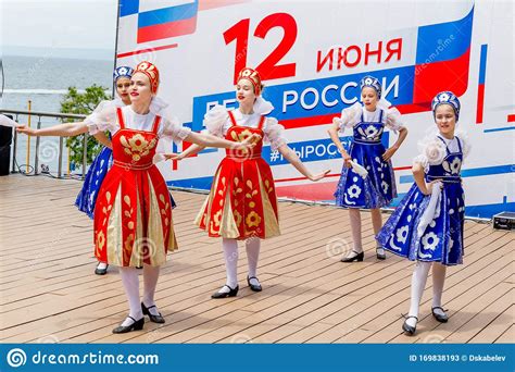 russia vladivostok 06 12 2018 adorable actresses weared in traditional russian slavic clothes