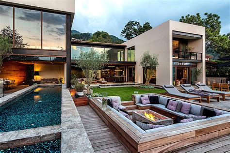 En la fachada de esta casa un balcón vuelve a hacer las funciones de techo de cochera, pero en esta ocasión éste cuenta con una enorme jardinera que podrías llenar de flores y plantas haciendo más atractiva y bella tu fachada. 16 casas increíbles en México | Casas de ensueño, Fachada ...