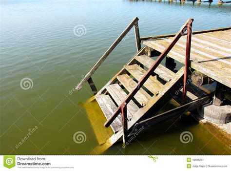 Stairs Into Water Bing Images Lake House Wooden Stairs Stairs