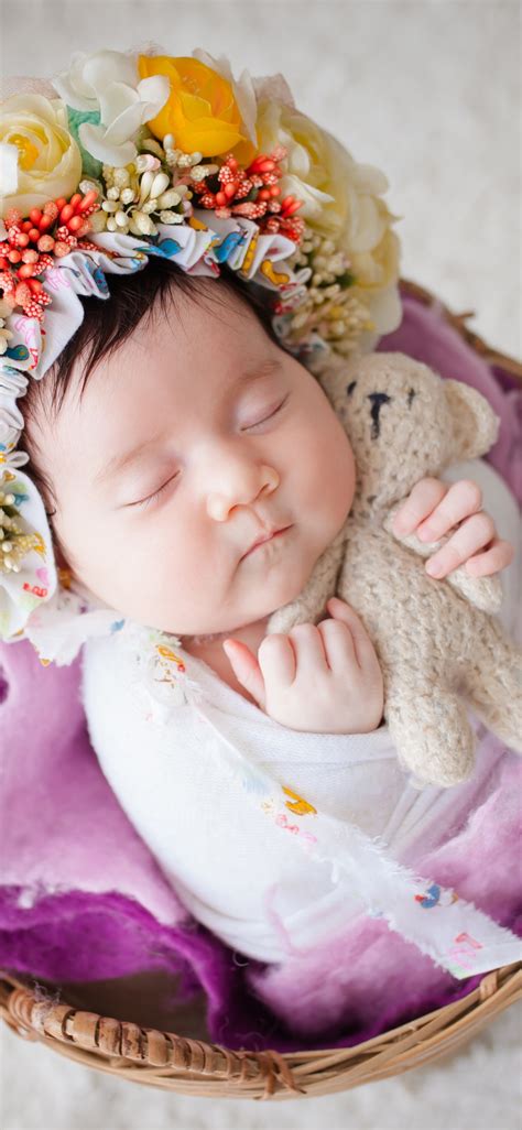Newborn 4k Wallpaper Flower Wreath Sleeping Baby White Fur Basket