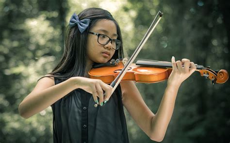 Фото Девочки скрипка Брюнетка ребёнок Азиаты Руки очков 1920x1200