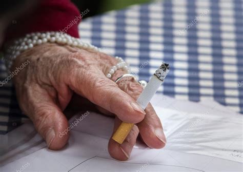 Nő A Cigaretta — Stock Fotó © Budabar 32541463