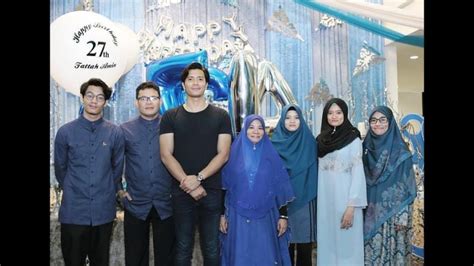 Setelah itu dia tegakkan badannya, terus berkata, eee. Semua Bertudung Labuh, Manisnya Penampilan Ibu & Adik ...