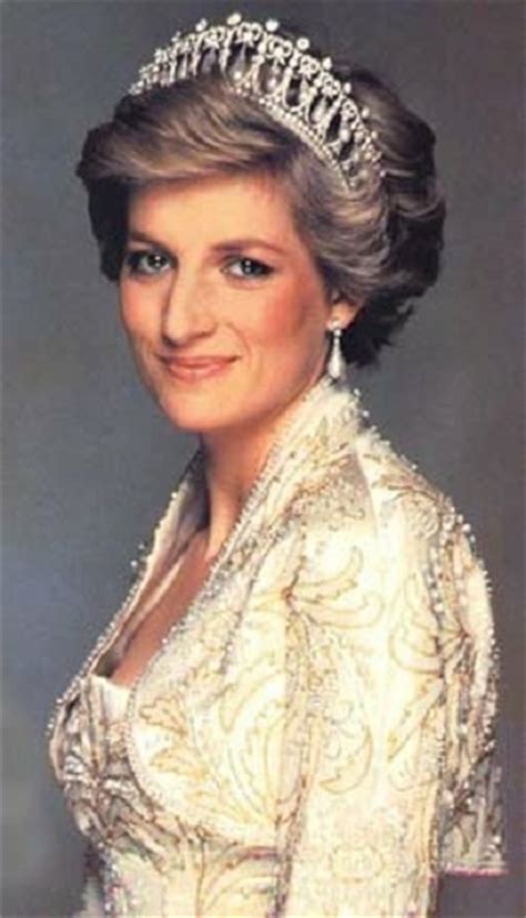 Lady di odeszła 31 sierpnia 1997, a mimo księżna diana zginęła w wypadku samochodowym w paryżu, gdy jej szofer starał się uciec przed. Ikona elegancji: Diana, księżna Walii • Gentleman's Choice ...
