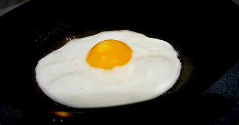 Meglio mangiare o non mangiare le uova? Quanto pesa un tuorlo? E un uovo? | LunaMagazine