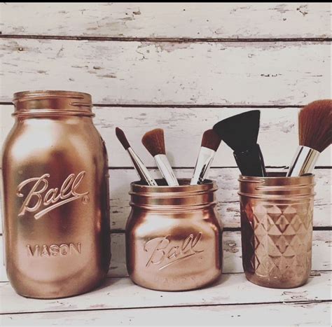 Makeup brushes could be so darn cute? 6 Super Easy DIY Makeup Brush Holder Projects