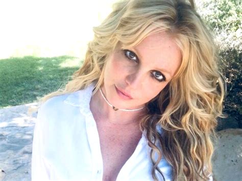 Britney Spears Praised For Beautiful Photos As She Twirls A Rose To